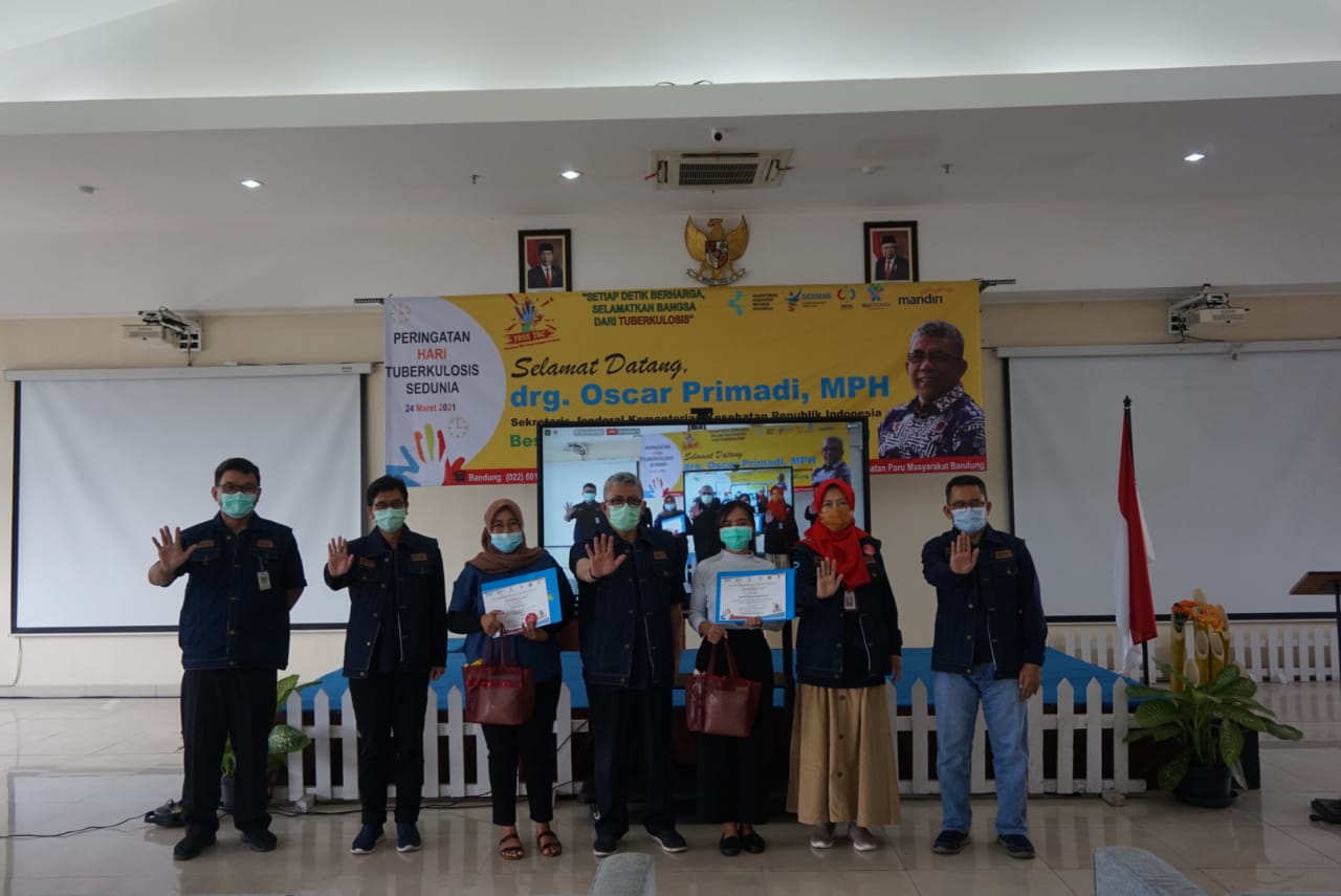 Pemberian Sertifikat Sembuh TBC Pada Acara Launcing SIM Mangkir (27/3) di Bale Surya Kencana BBKPM Bandung
